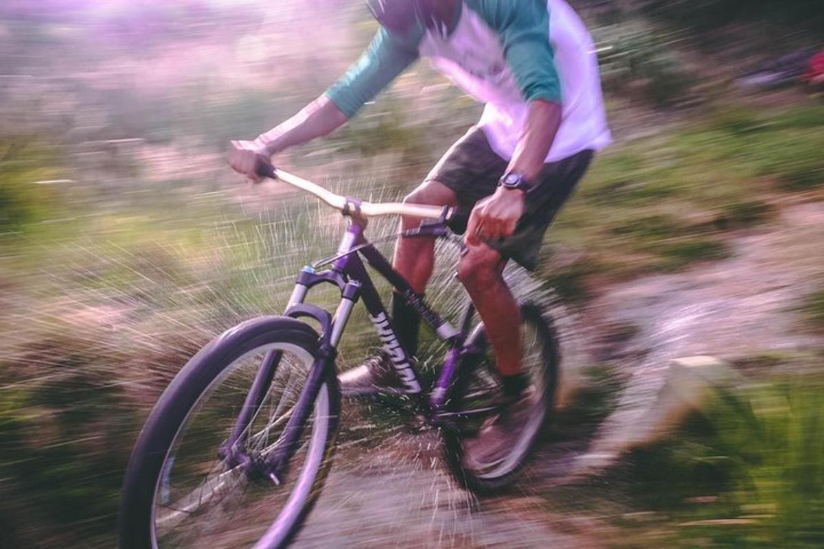 un home anant en bicicleta per un sender