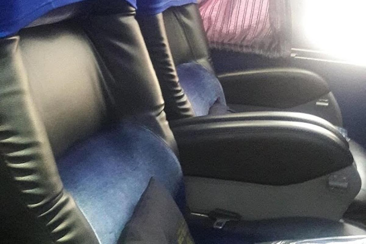 una persona asseguda en un seient d'un avió