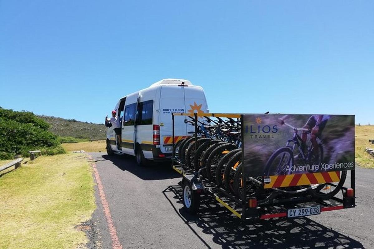 un camió blanc amb bicicletes en un remolc