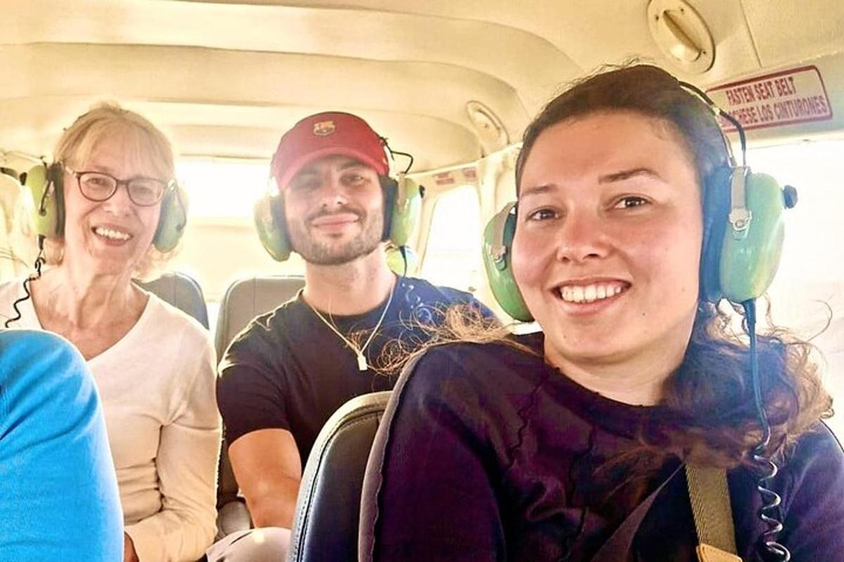 skupina lidí sedících v autobuse se sluchátky na uších