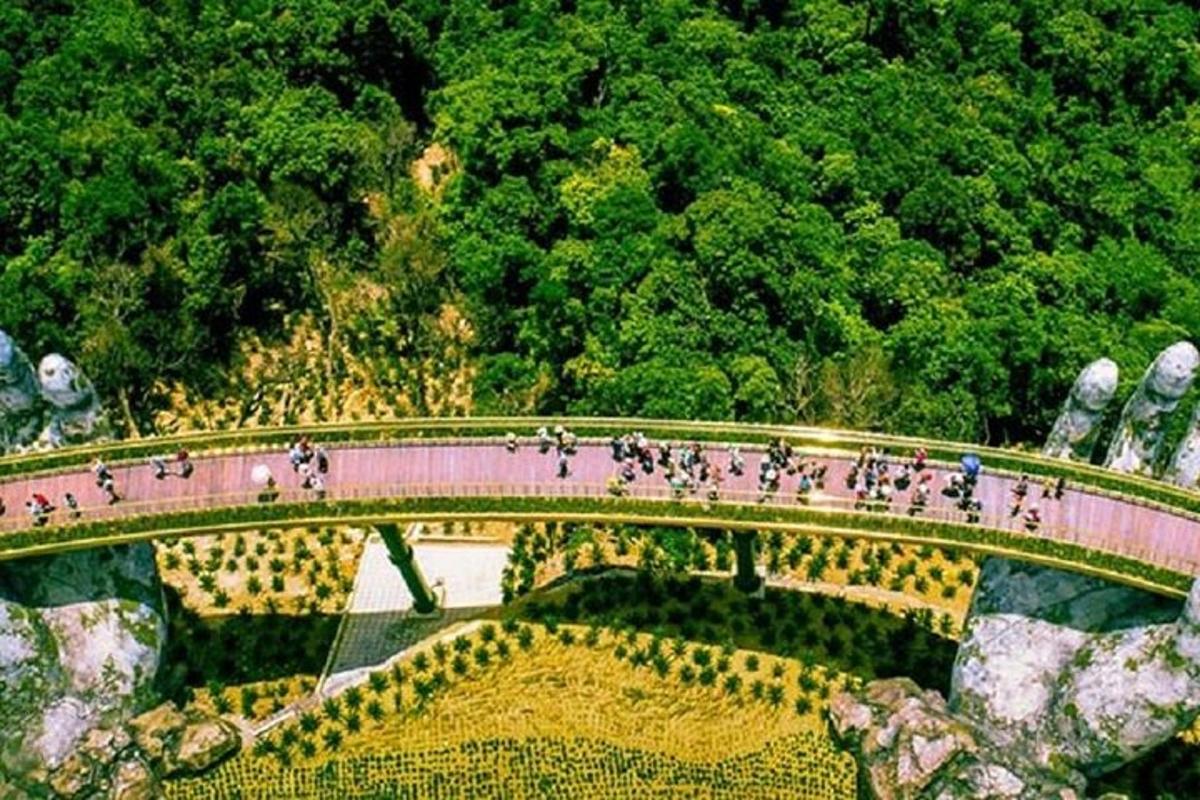 một nhóm người đang đi bộ qua một cây cầu trên núi