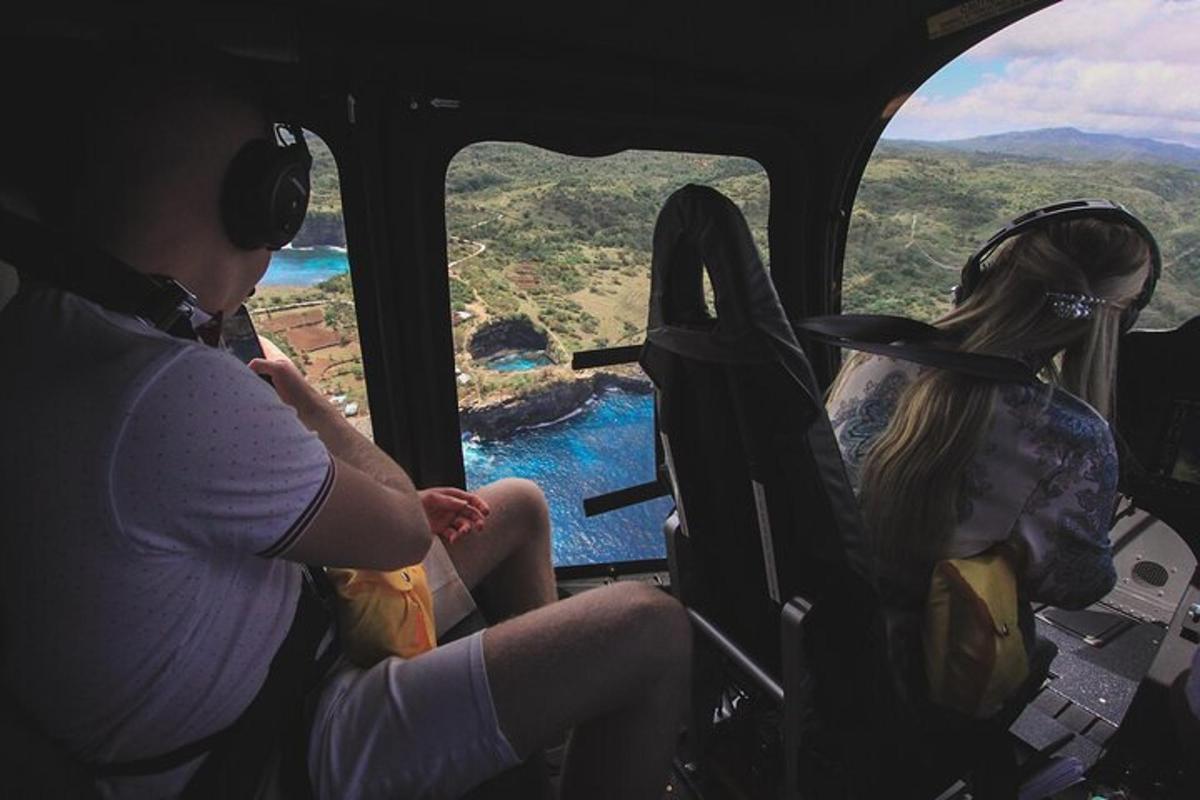 un grup de oameni așezați în cabina unui elicopter
