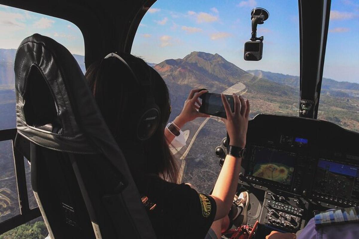 una persona su un elicottero che scatta una foto nella cabina di pilotaggio