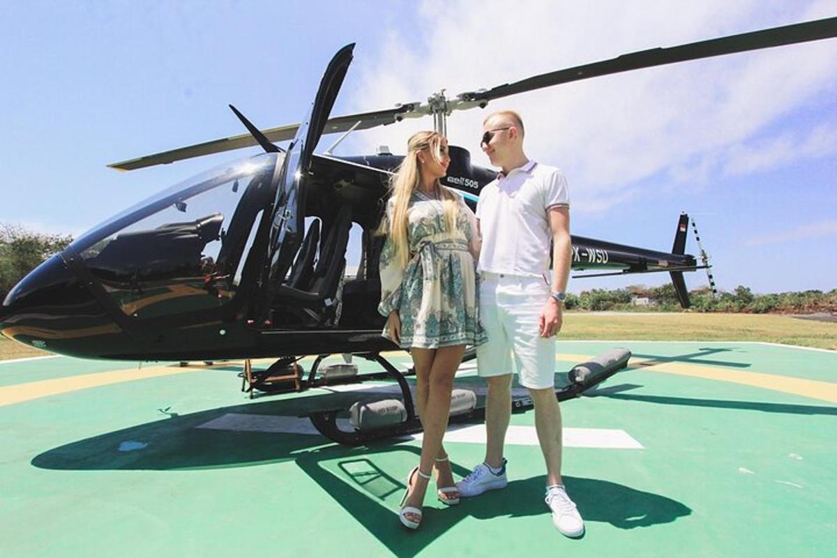 un bărbat și o femeie stând lângă un elicopter