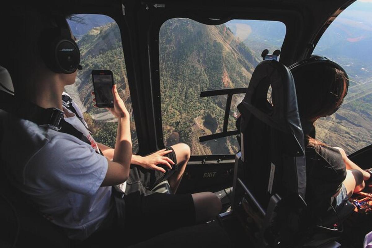 sekumpulan orang yang duduk di dalam kokpit helikopter