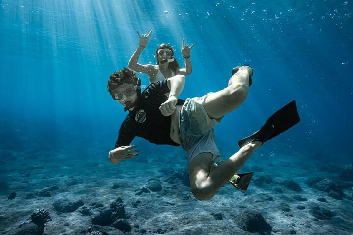 Un hombre y una mujer nadando en el océano