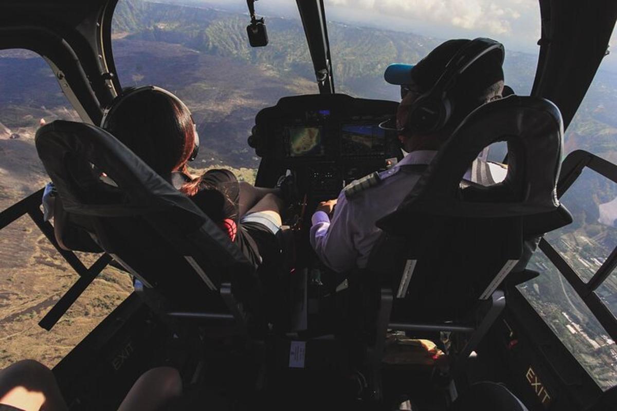 un gruppo di persone sedute nella cabina di pilotaggio di un elicottero