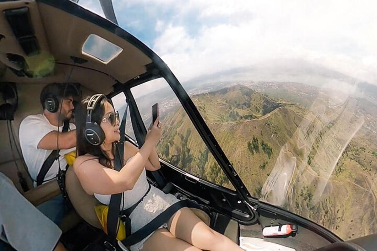 un uomo e una donna seduti nella cabina di pilotaggio di un elicottero