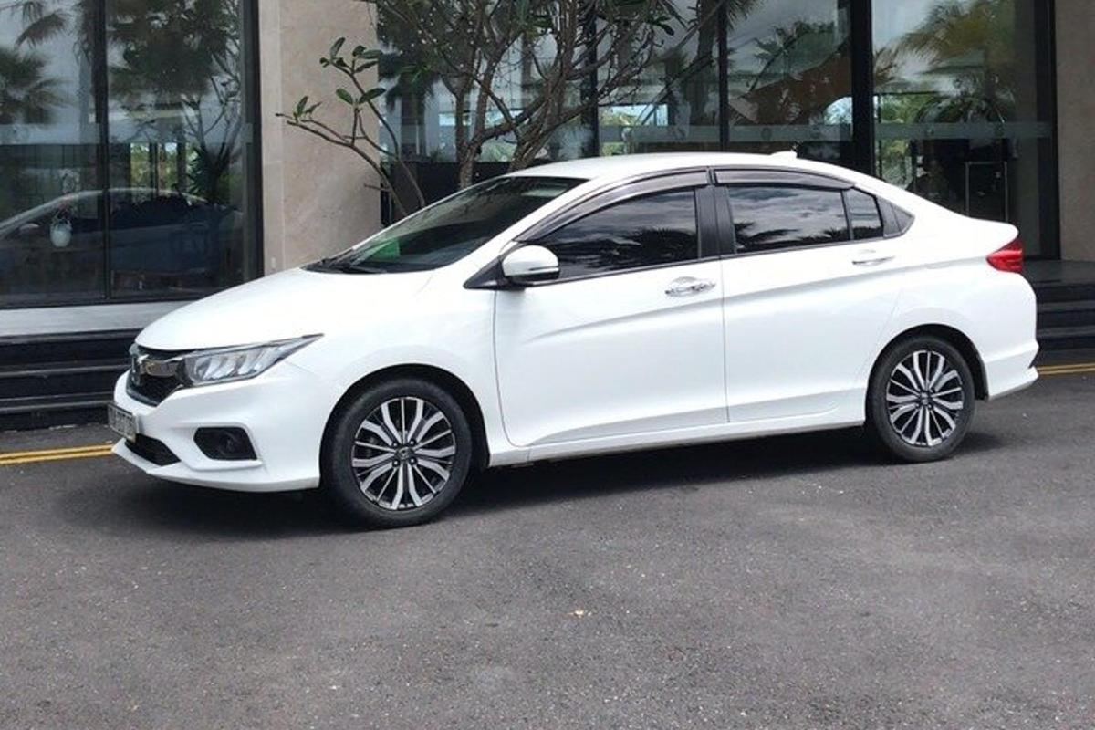 valge auto pargitud hoone ette