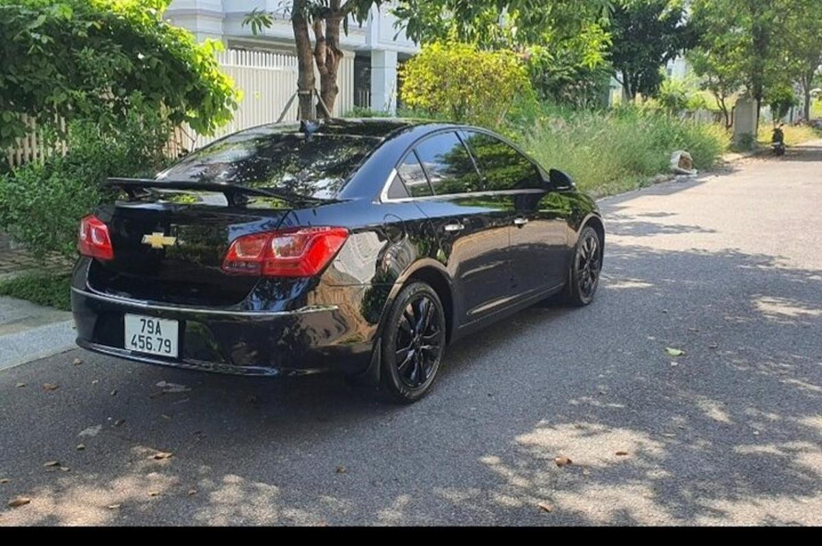 černé auto zaparkované na kraji ulice