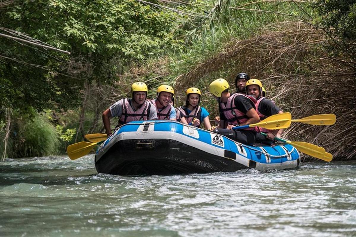 un gruppo di persone su una zattera su un fiume