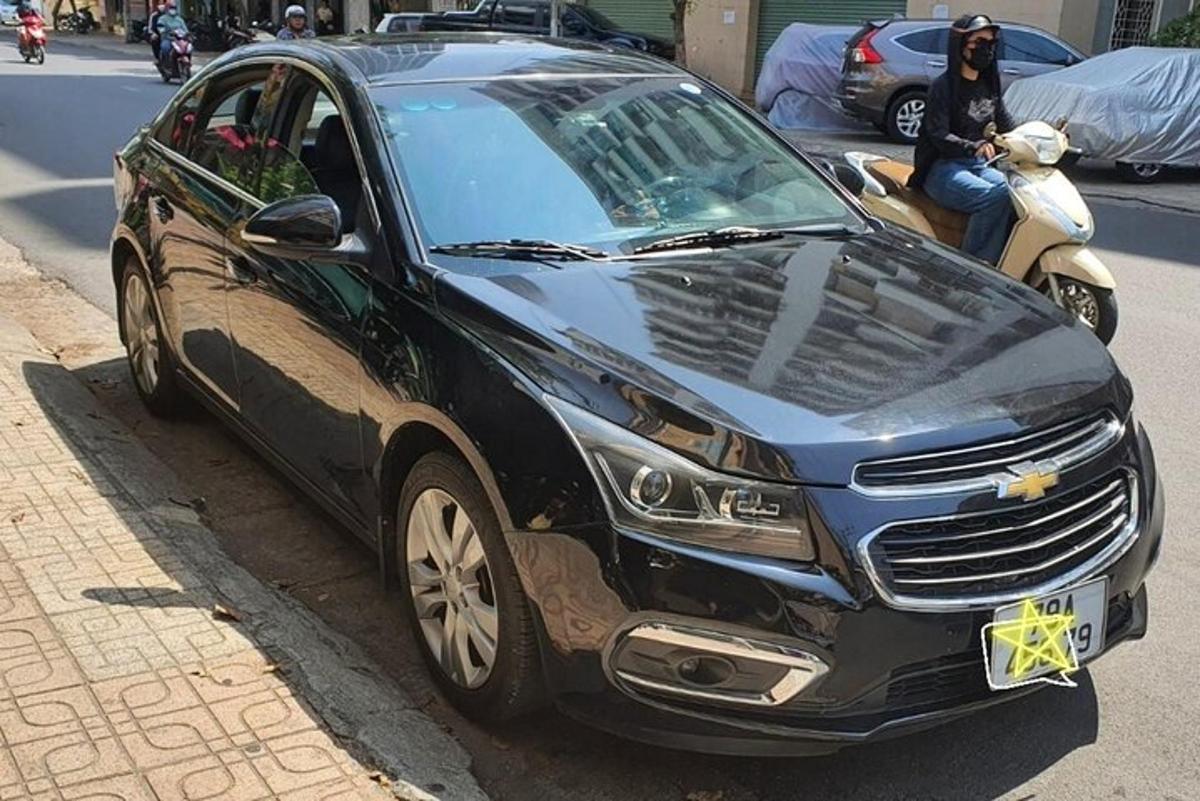 černé auto zaparkované na kraji ulice