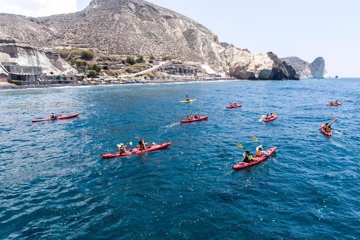 un gruppo di persone in kayak rossi in acqua