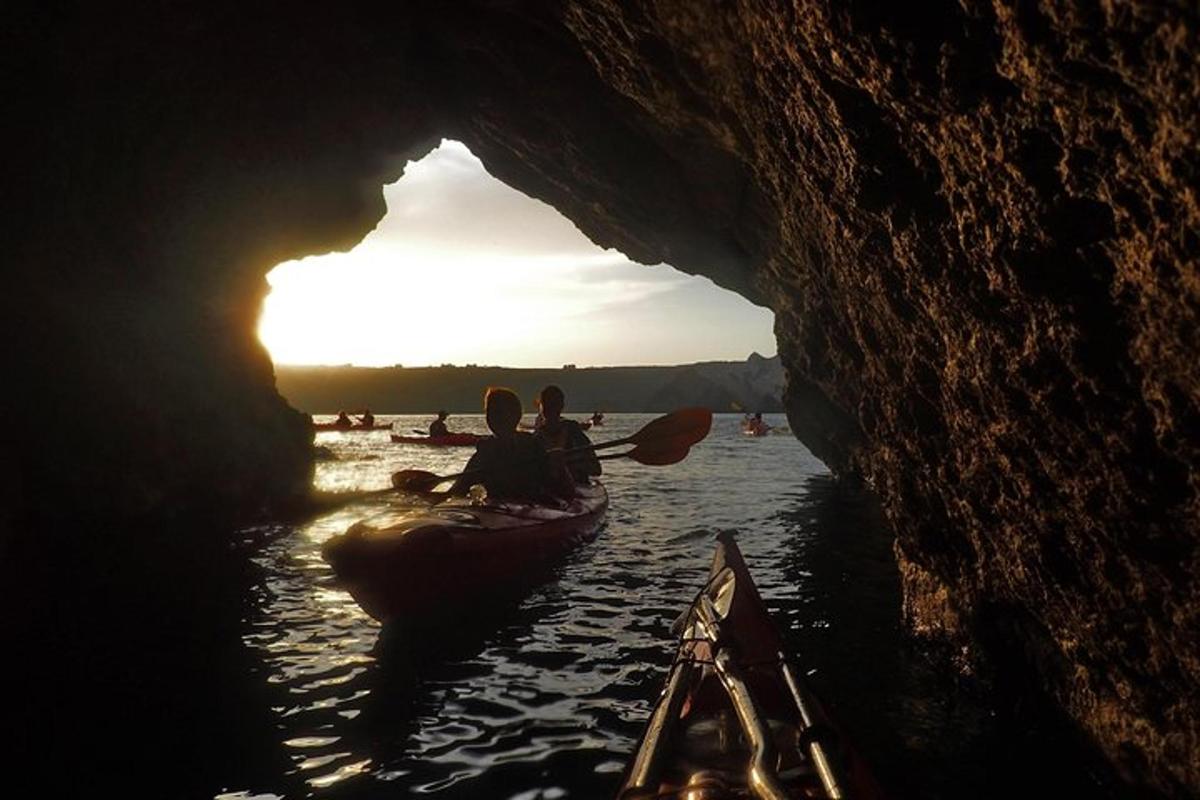 due persone su una barca in una grotta
