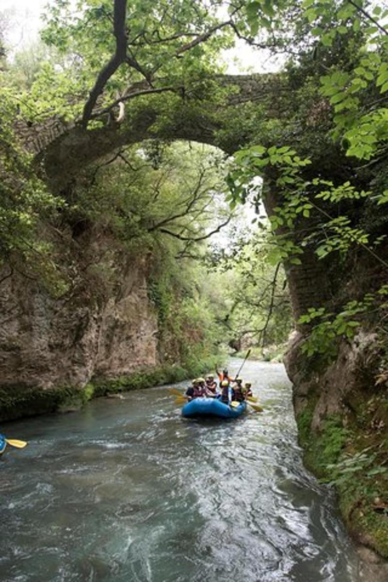 un gruppo di persone su una zattera in un fiume