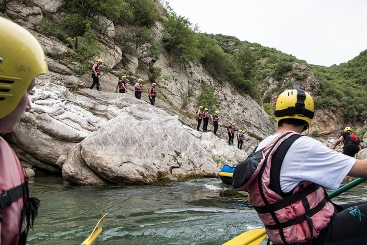 un gruppo di persone su una zattera in un fiume