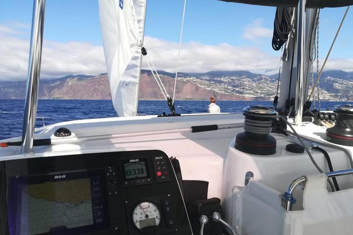 ein Blick aus dem Cockpit eines Bootes im Wasser