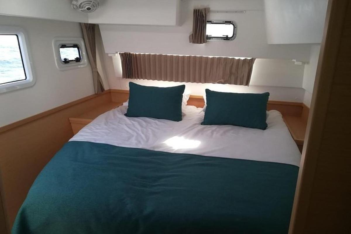 ein Schlafzimmer mit einem großen Bett mit zwei blauen Kissen
