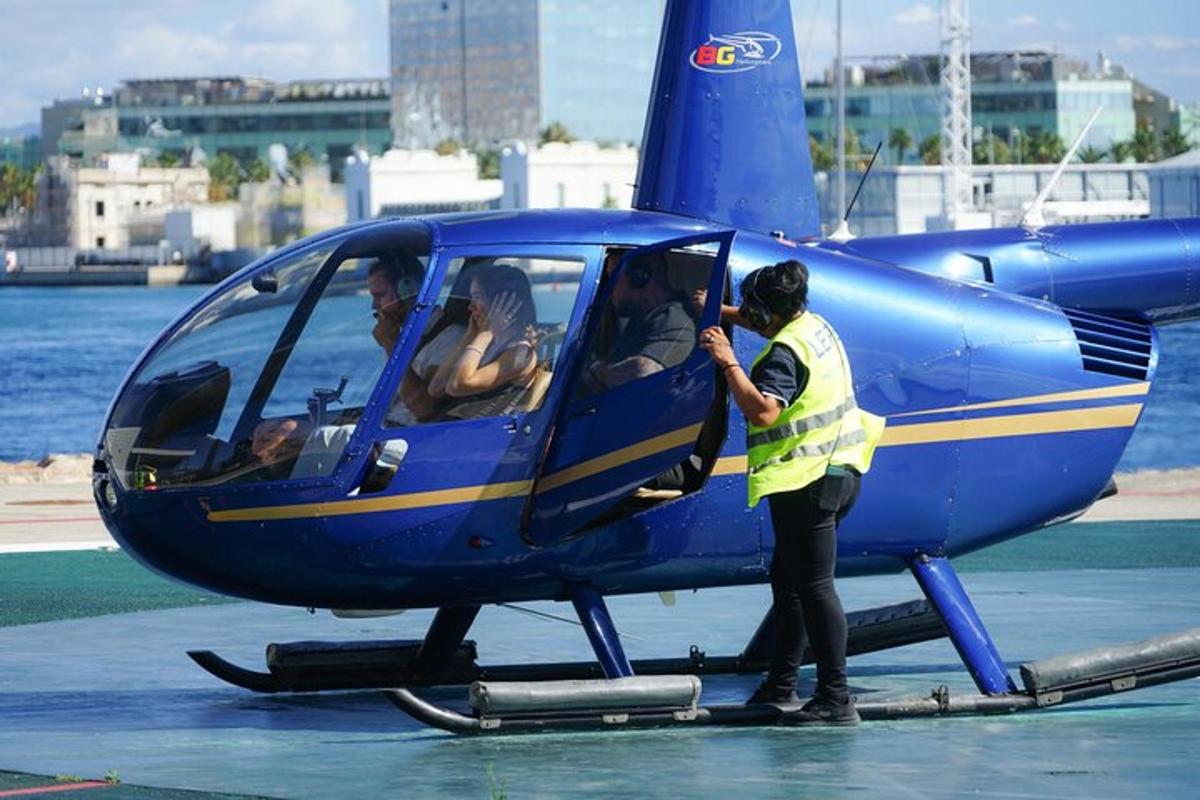 una donna sta scendendo da un piccolo aereo