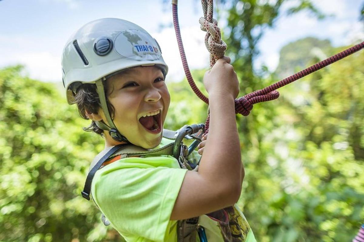 et barn på en zipline i jungelen
