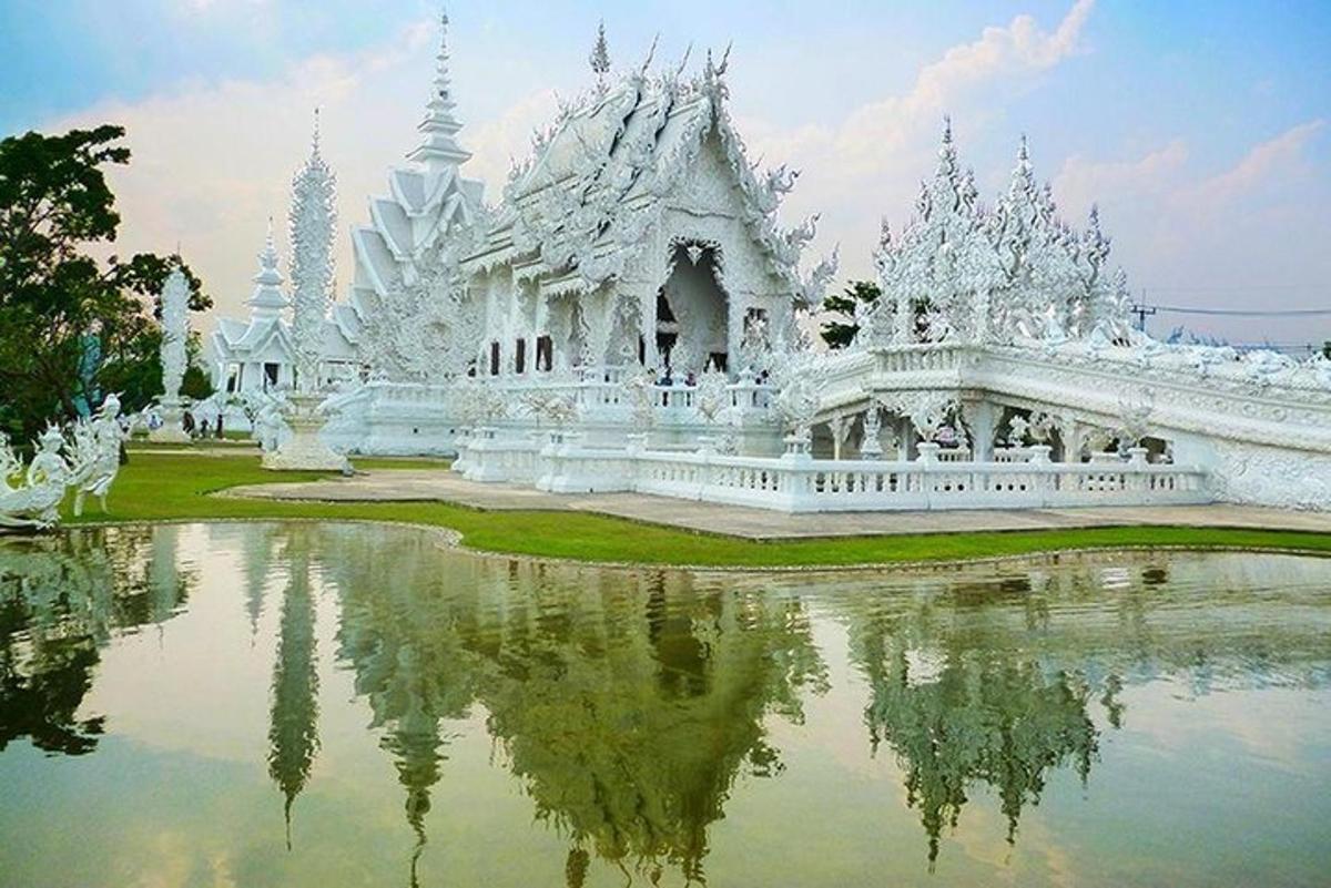 một ngôi đền màu trắng với hình ảnh phản chiếu trong nước