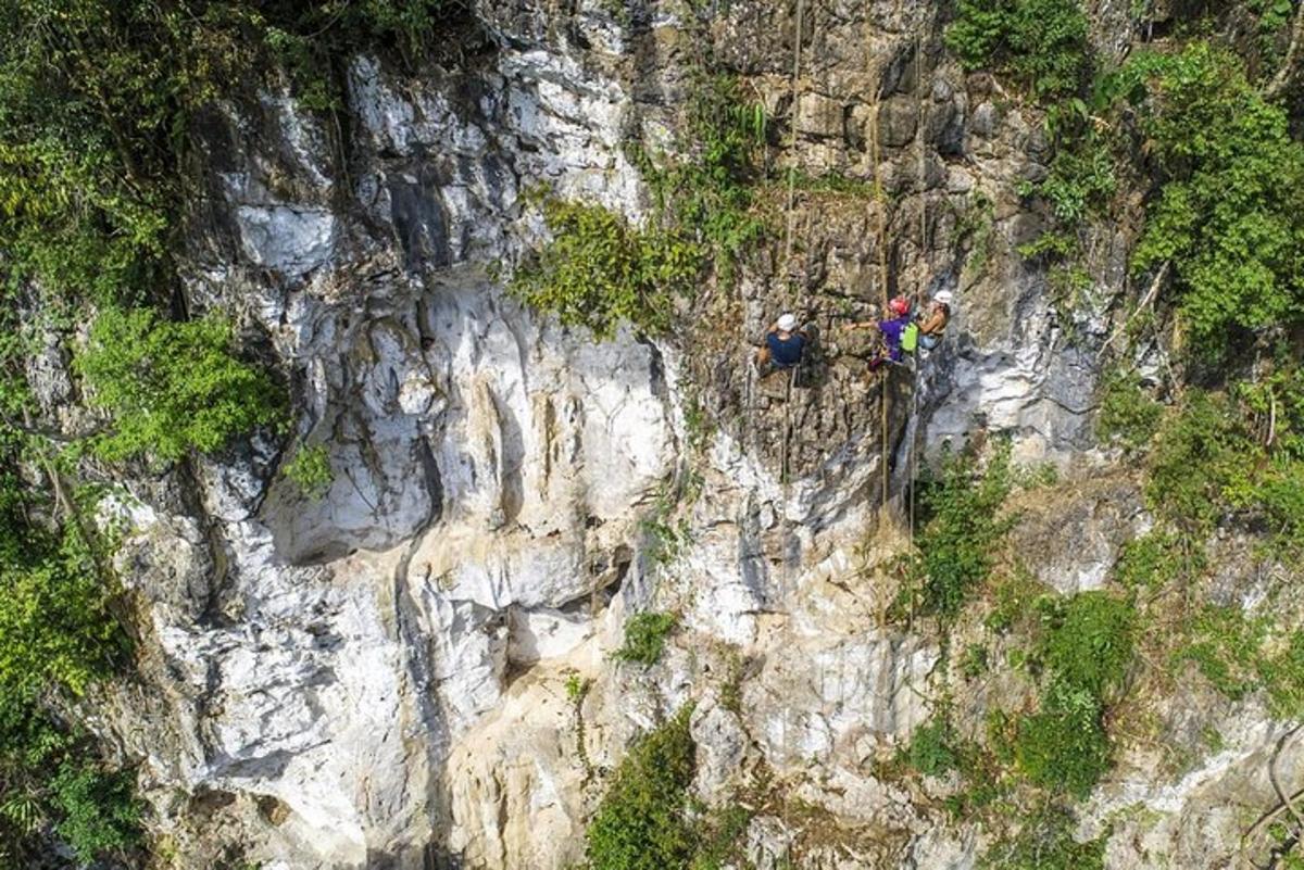 二人が岩山を登っている