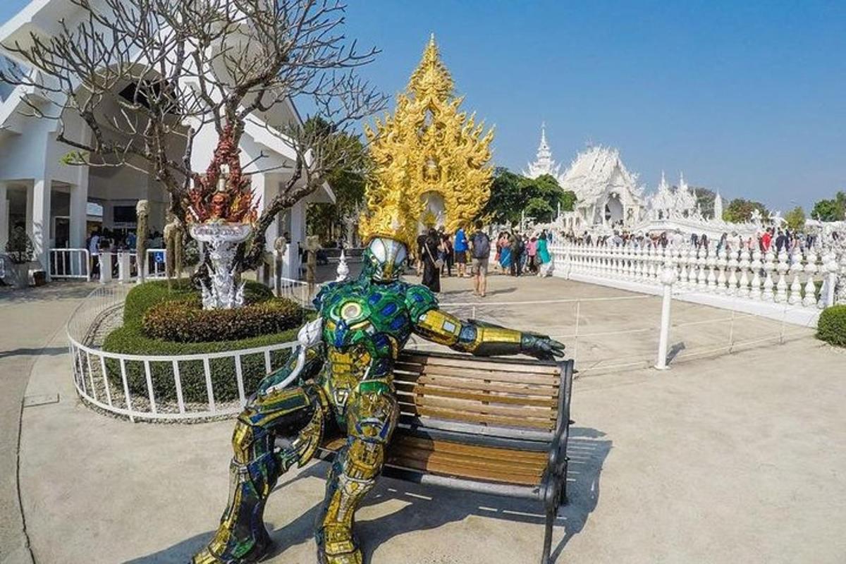 bức tượng một người đàn ông đang ngồi trên một chiếc ghế dài