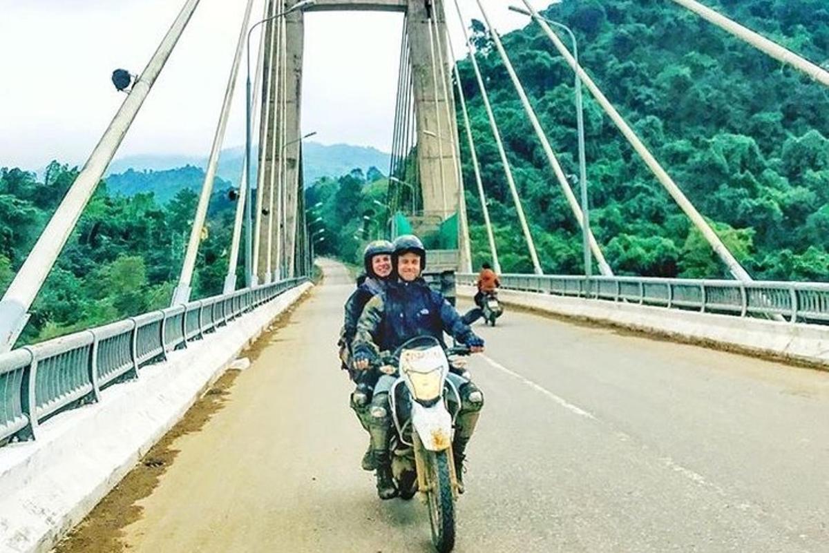 due persone in moto su un ponte