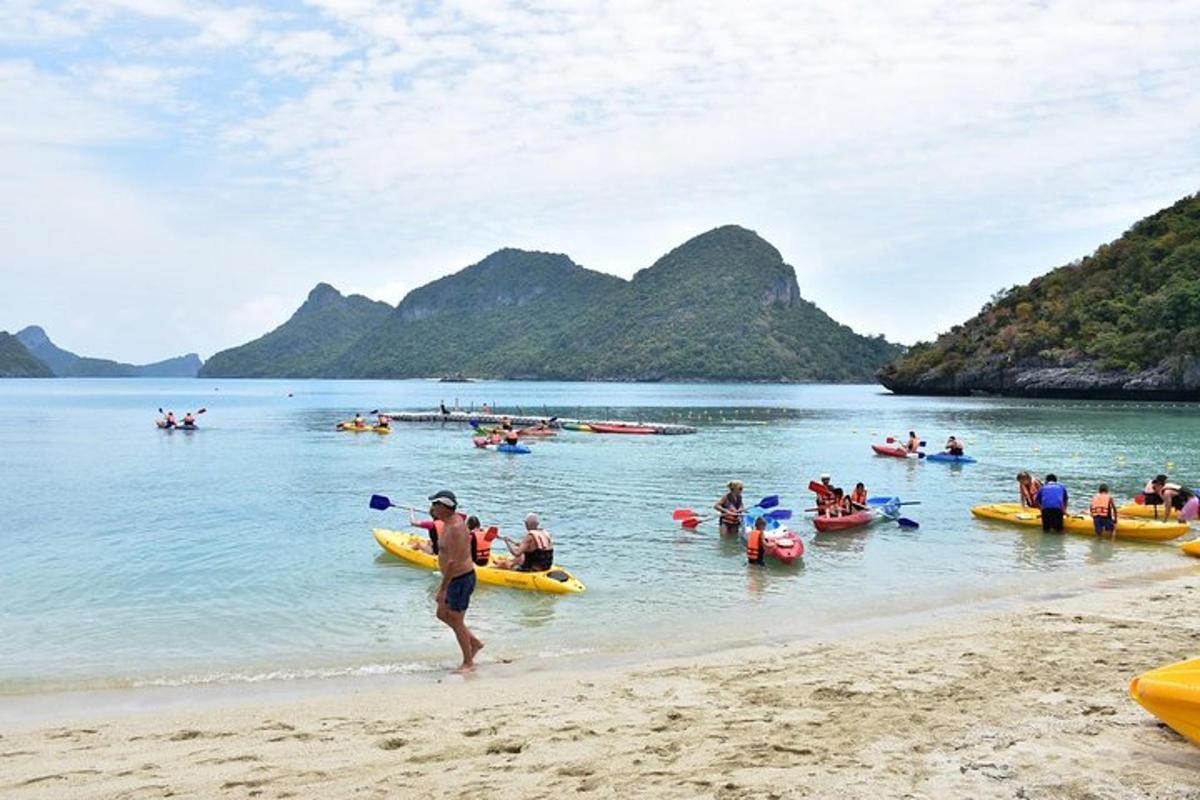 một nhóm người chèo thuyền kayak trên mặt nước ở bãi biển