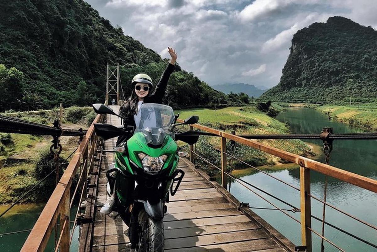 una donna in moto su un ponte