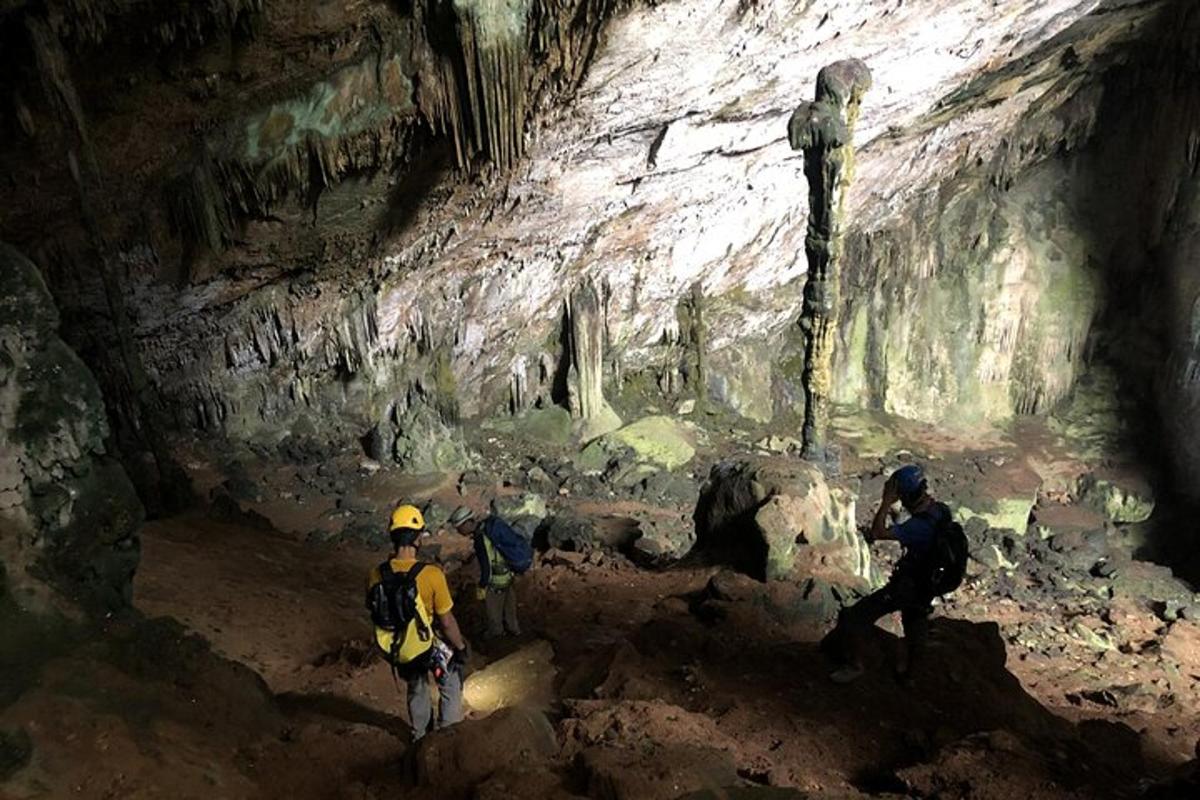 skupina lidí stojících v jeskyni