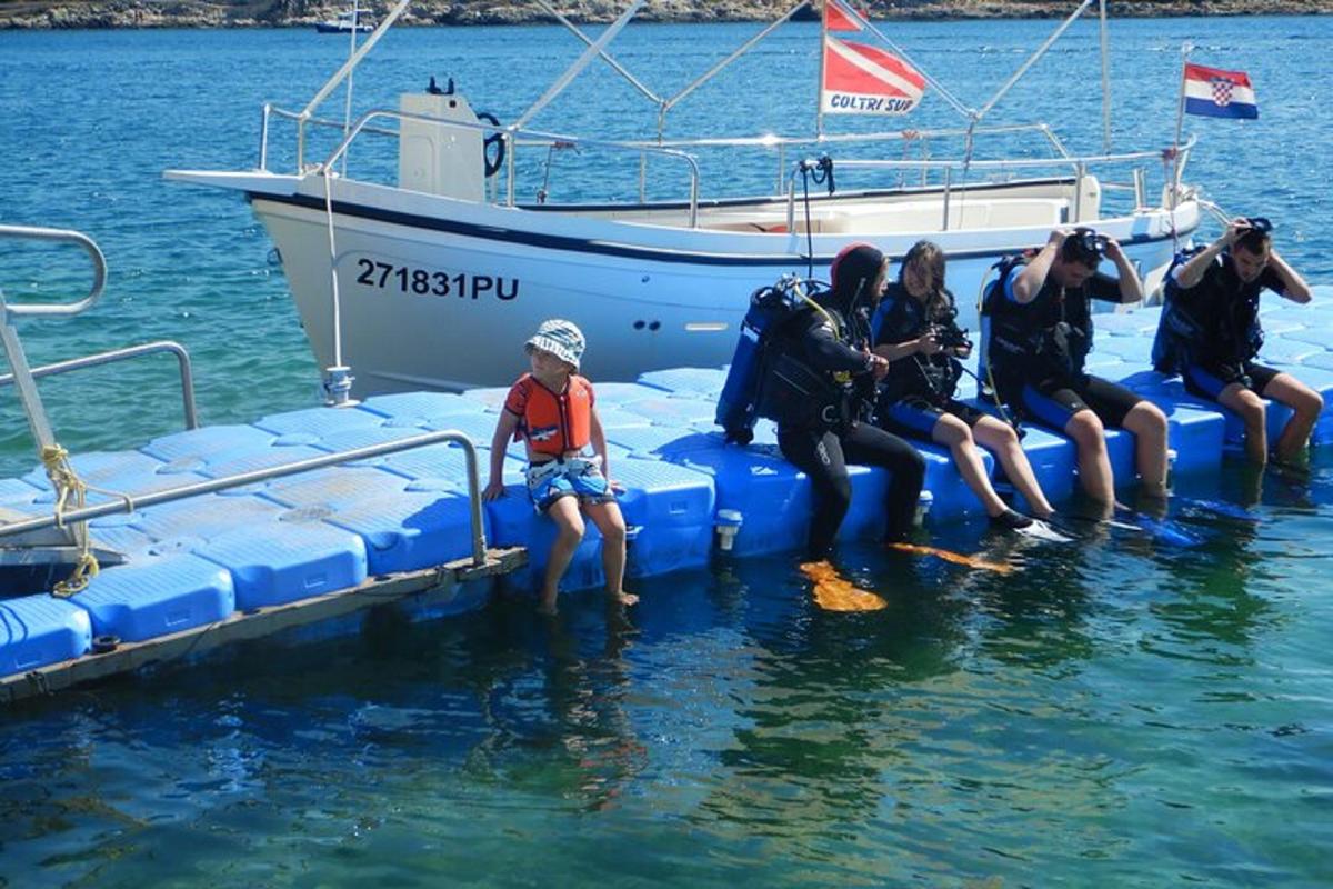 um grupo de pessoas sentadas em um barco na água