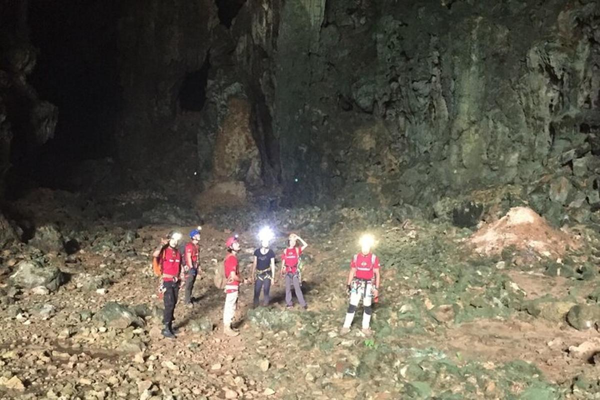 en gruppe mennesker i en hule om natten