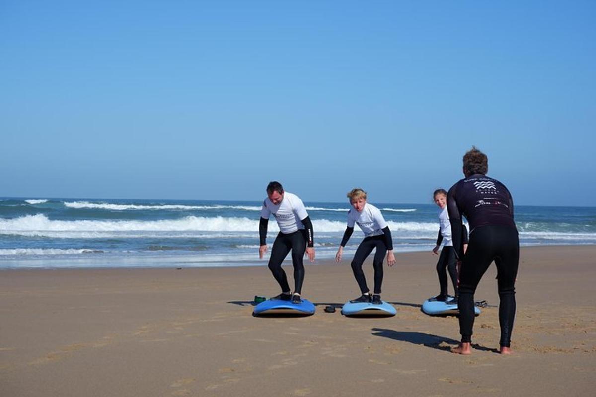 eine Gruppe von Menschen steht auf Surfbrettern am Strand