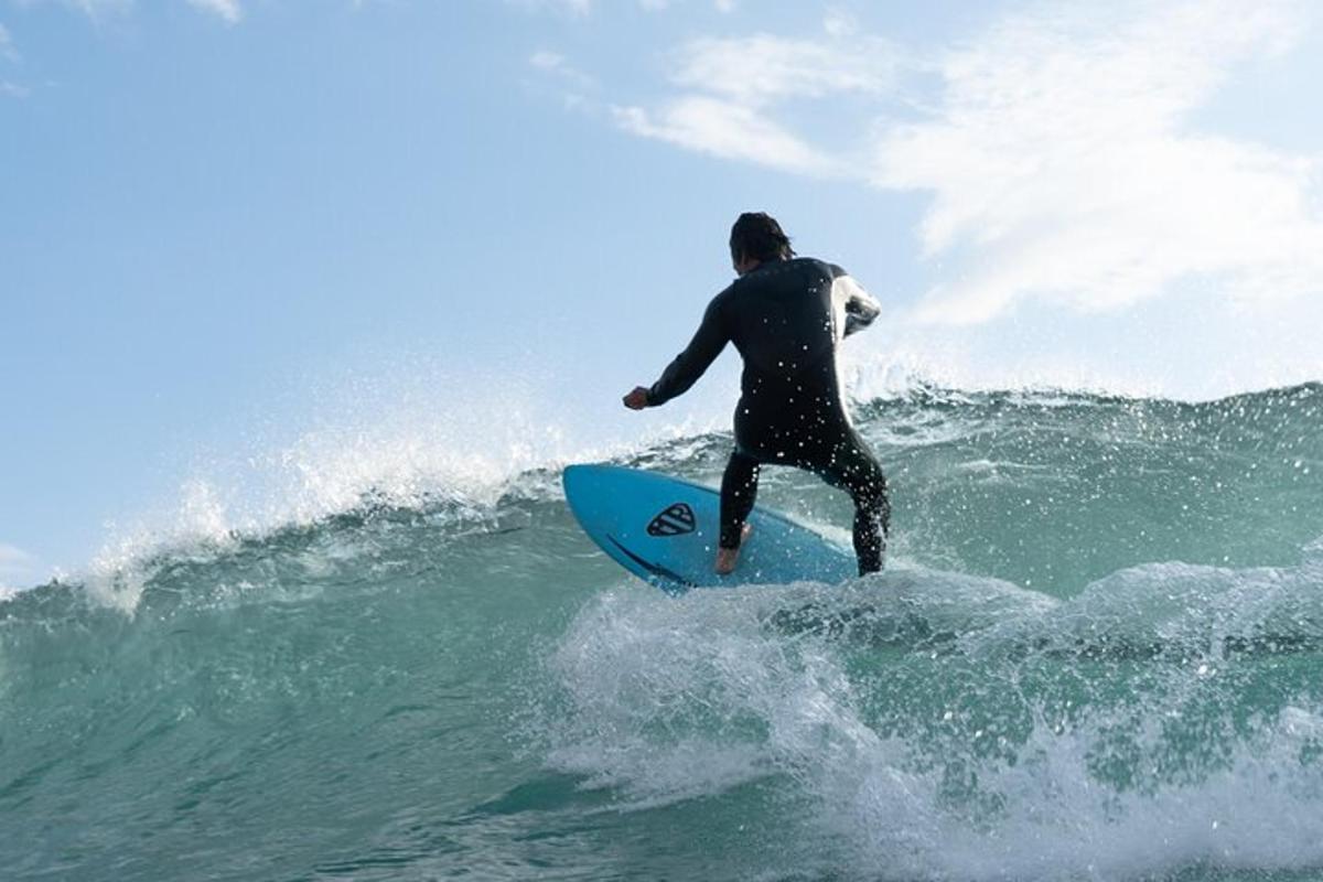 ein Mann, der auf einem Surfbrett im Meer auf einer Welle reitet
