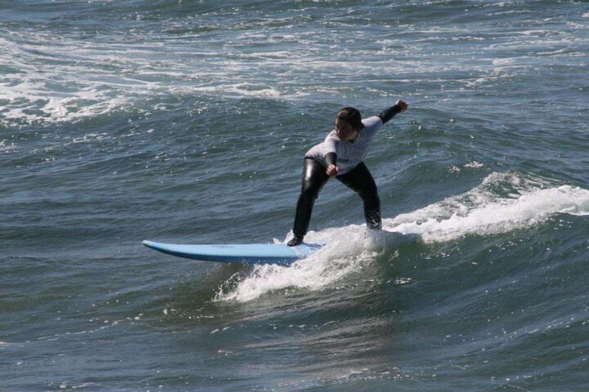 ein Mann, der auf einem Surfbrett im Meer auf einer Welle reitet