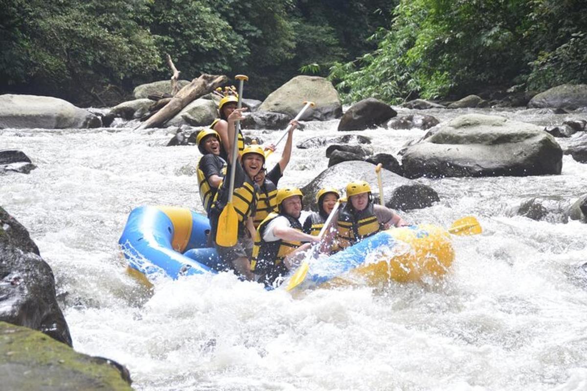 sekelompok orang di atas rakit di sungai