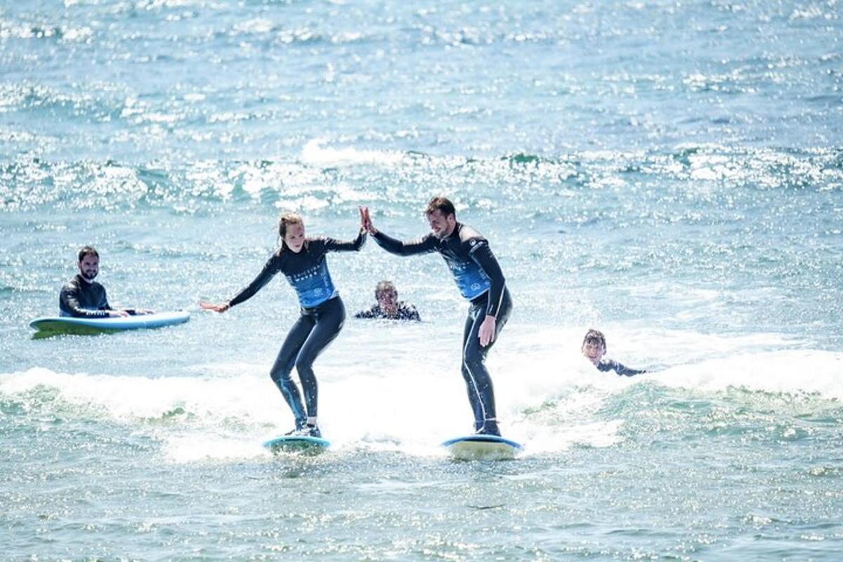 ein Mann und eine Frau auf Surfbrettern im Meer