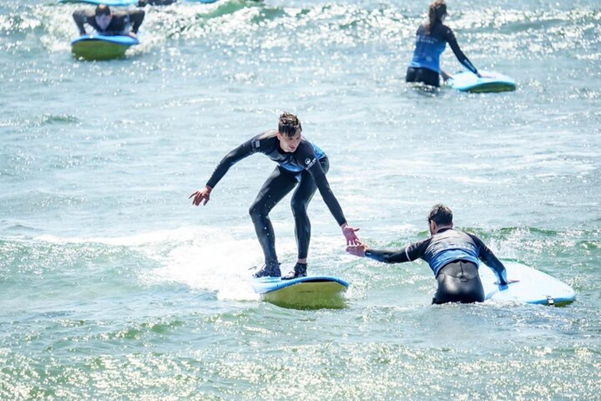 海でサーフボードに乗っている人々のグループ