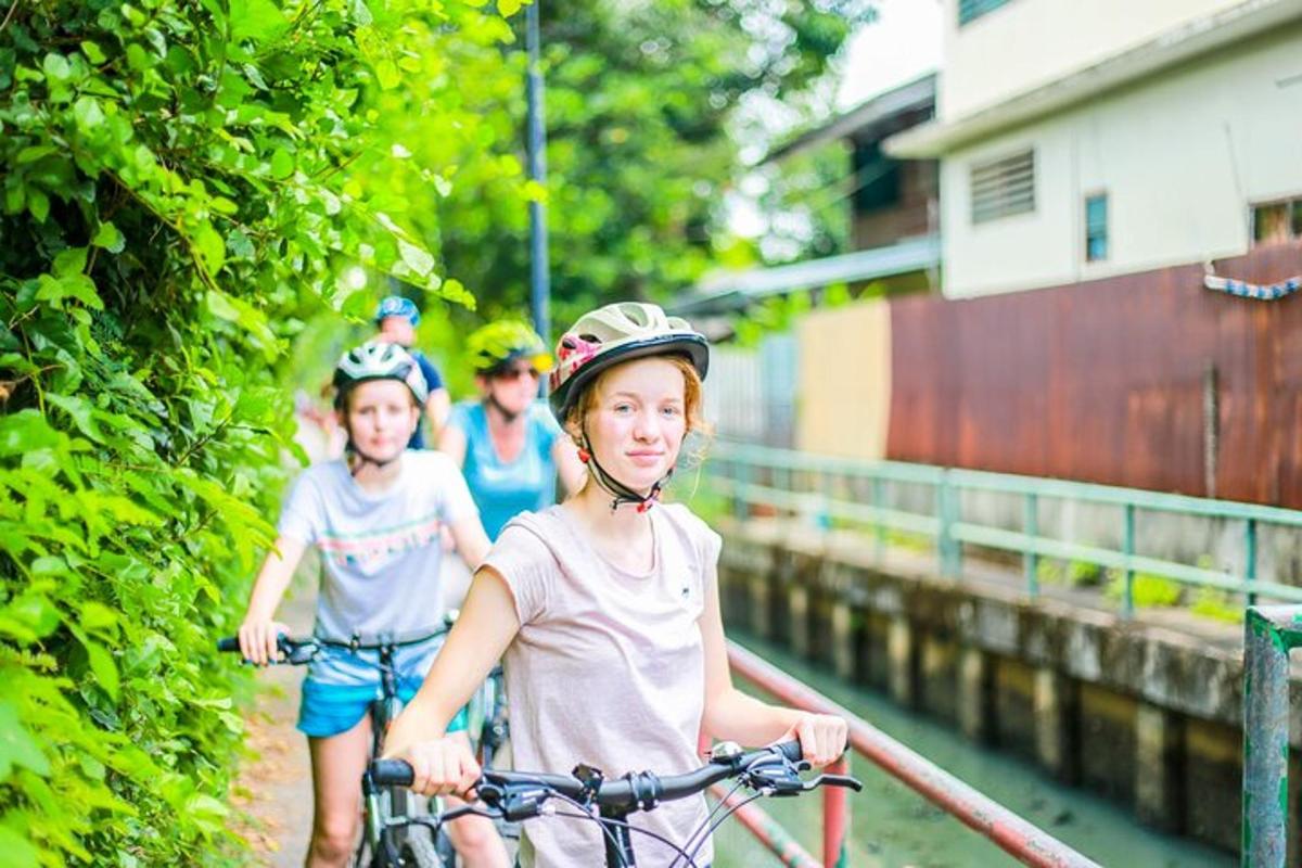 Un grupo de personas andando en bicicleta por un sendero