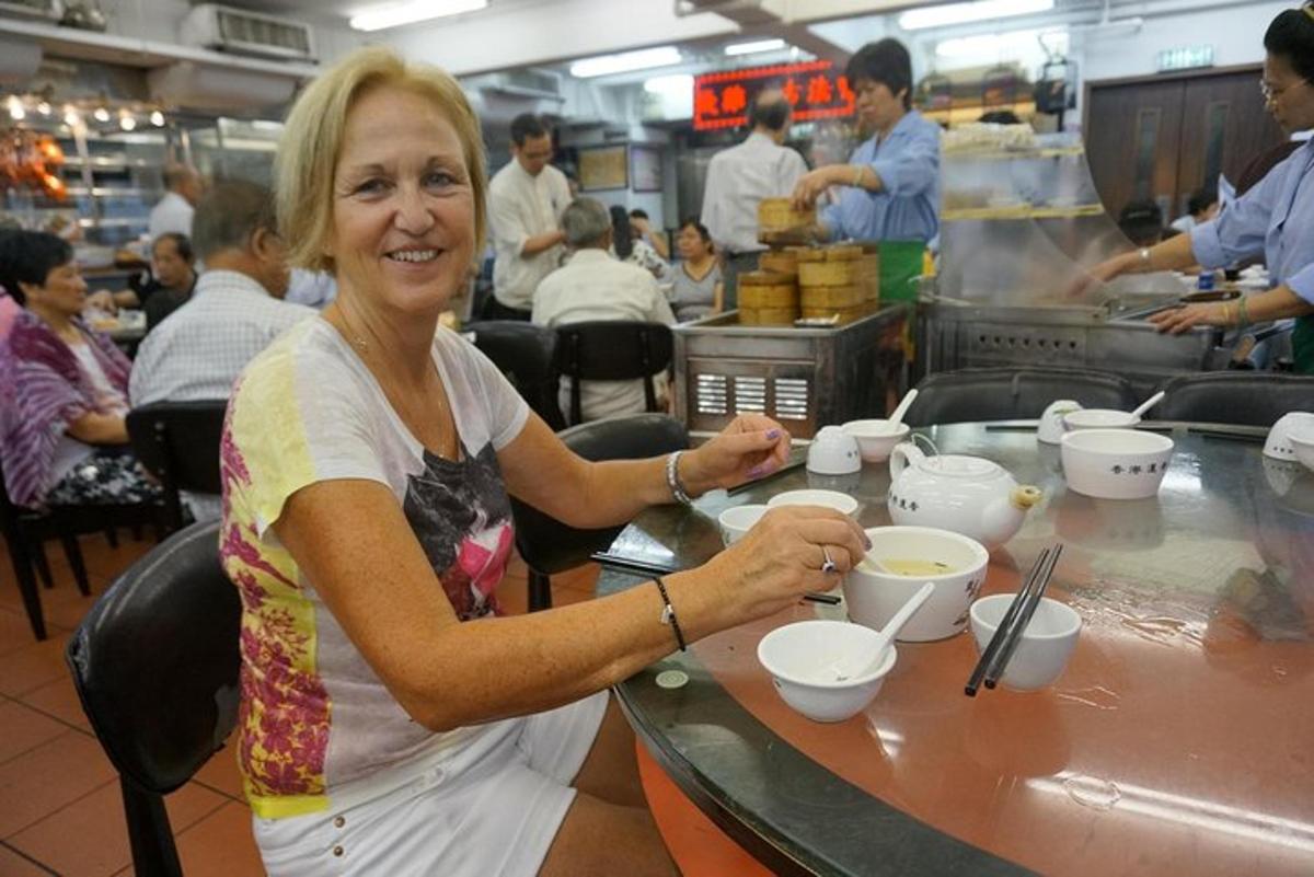 μια γυναίκα που κάθεται σε ένα τραπέζι με ένα μπολ σούπα