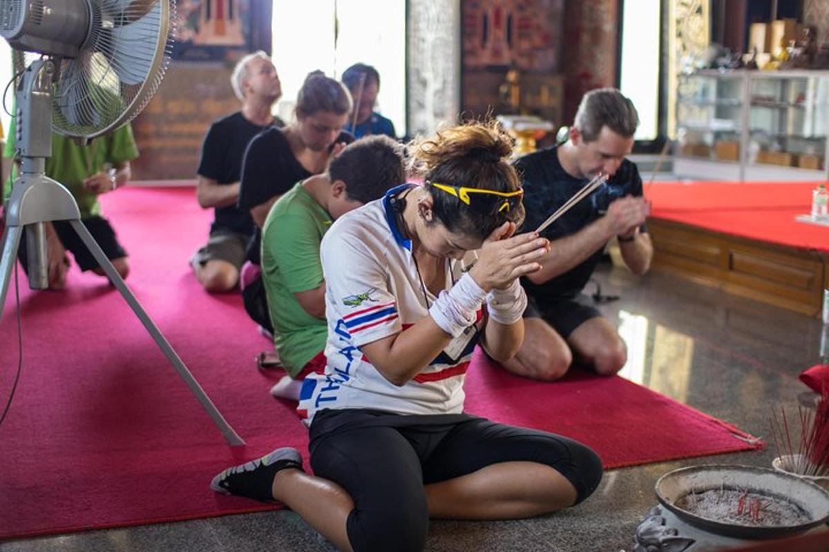 Un grupo de personas sentadas en el suelo haciendo yoga.