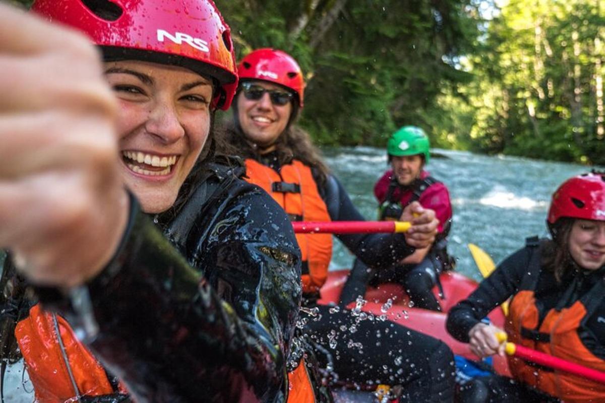 Un grupo de personas está haciendo rafting en un río.