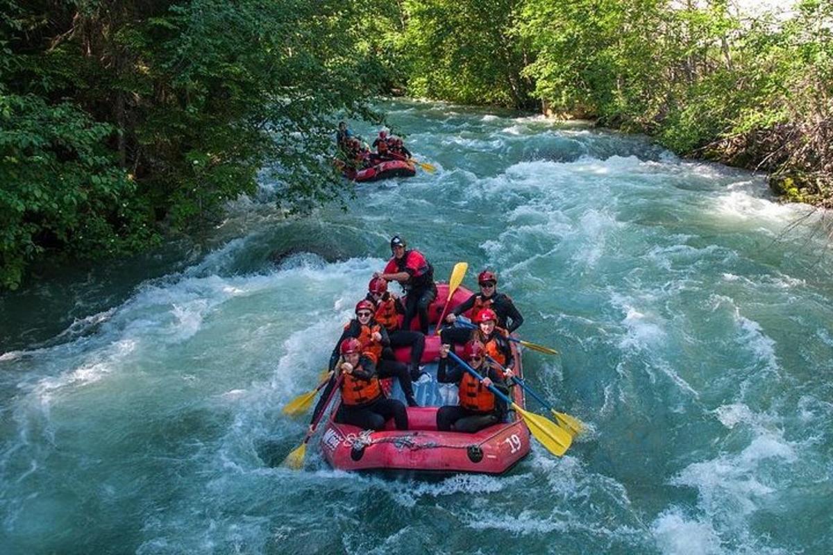 un grupo de personas en una balsa en un río