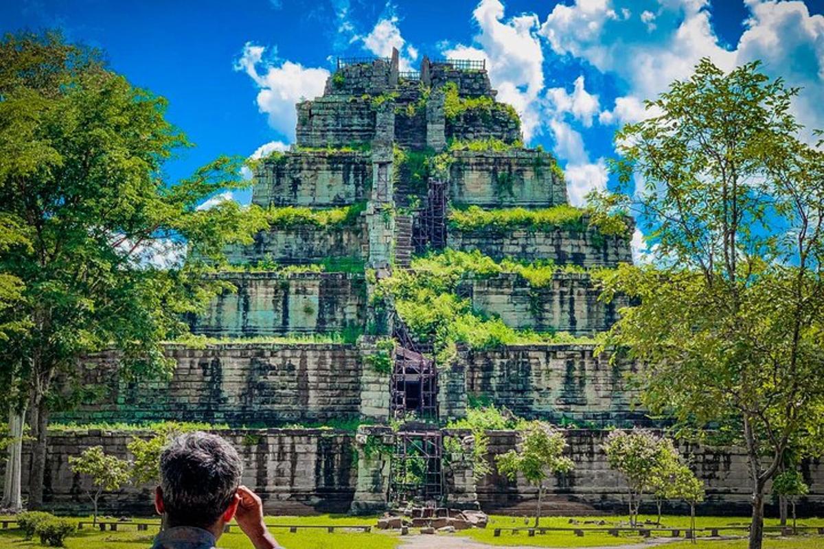 un uomo che scatta una foto di un tempio