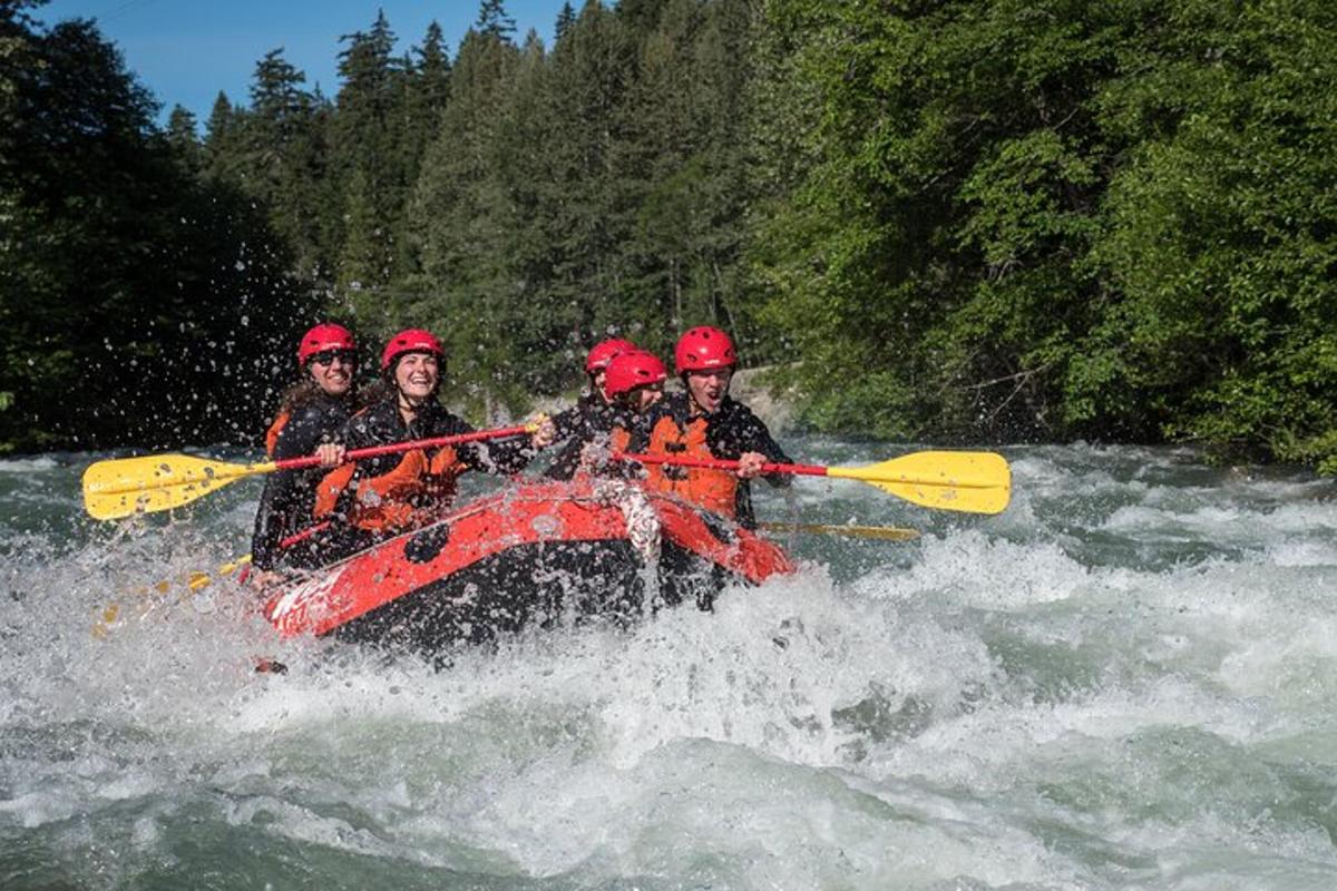 un grupo de personas en una balsa en un río