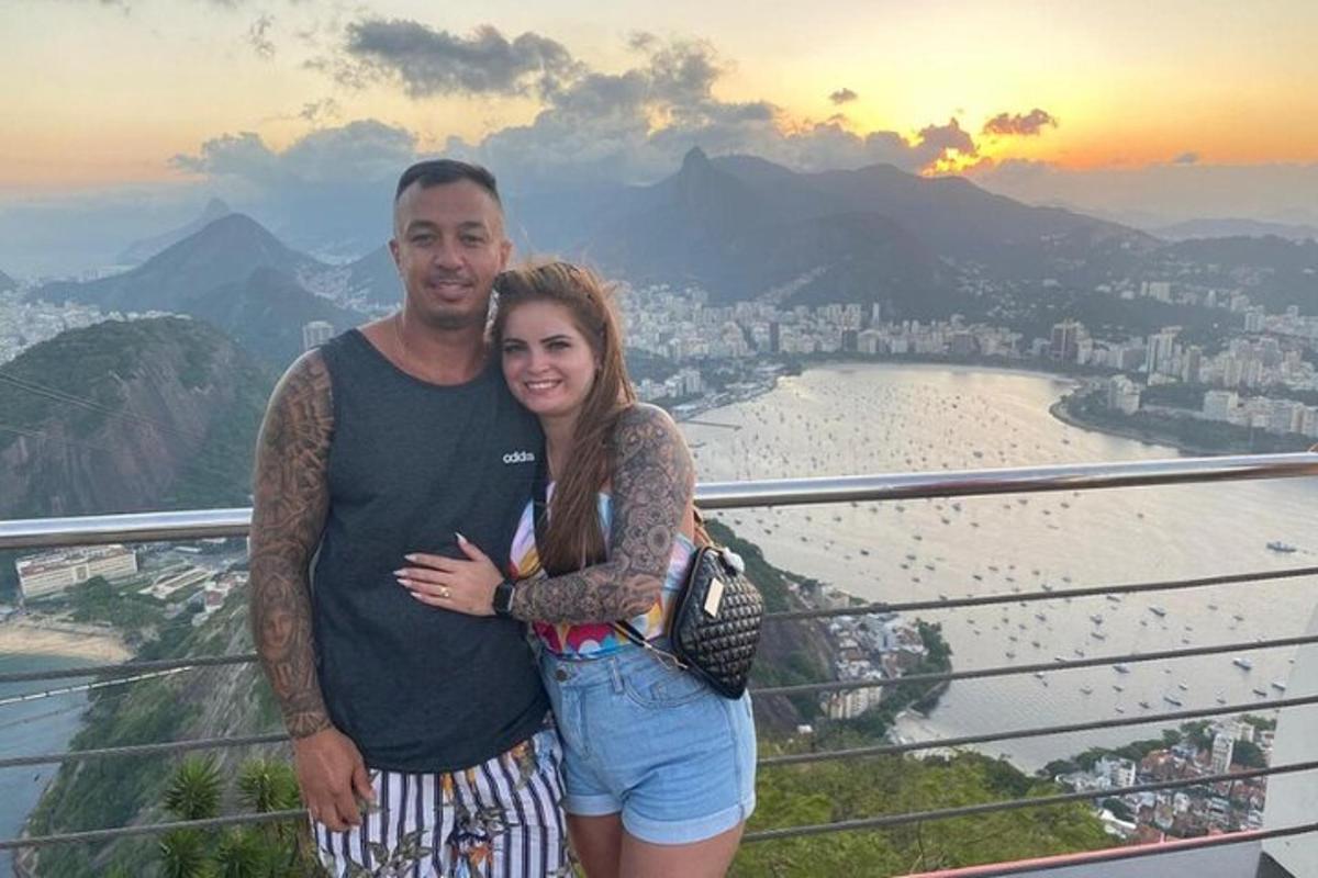 Un hombre y una mujer de pie en la cima de una montaña