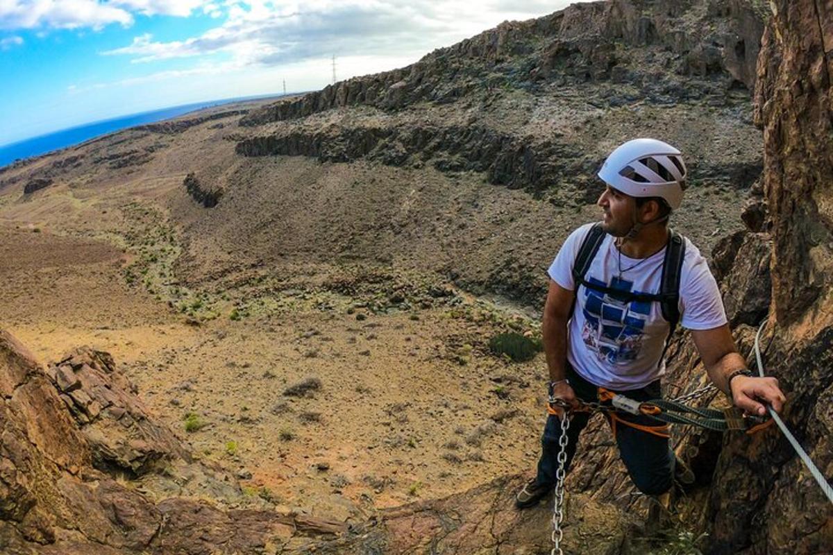 un uomo con un casco è su una montagna