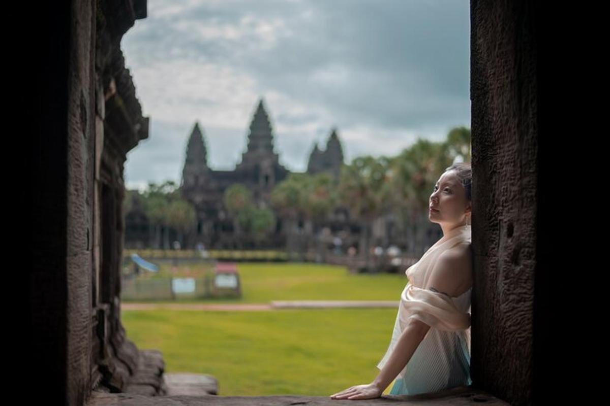 seorang wanita yang duduk di tingkap memandang ke padang