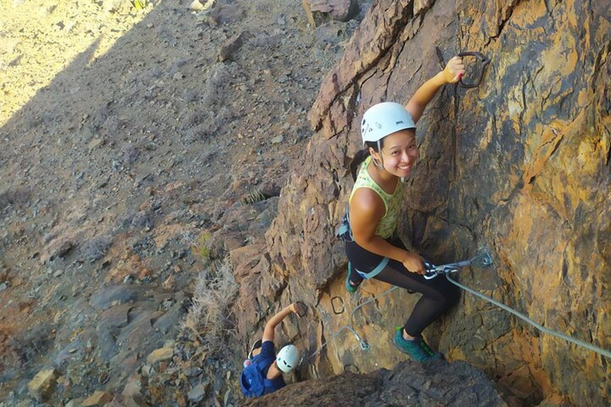 una giovane ragazza sta scalando una parete rocciosa